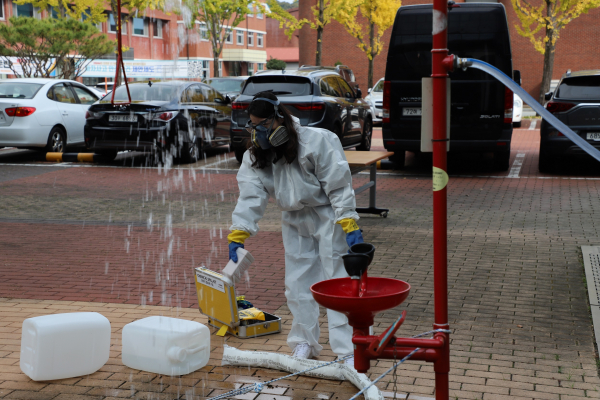 지난 24일 안전한국훈련 2일차, 연구자가 연구실 화학물질 누출에 대응해 현장훈련을 하고 있다