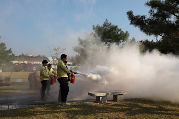 지난 25일 안전한국훈련 3일차, 화재진압 훈련을 하고 있다.