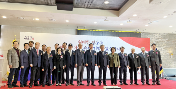 행사 참여자들이 단체사진을 찍고 있다