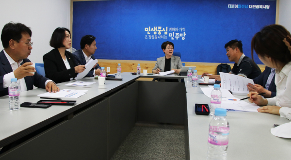 박정현 민주당 대전시당 민생안정대책TF단장은 23일 전세사기 피해대책 회의를 주재하고 있다.<br>