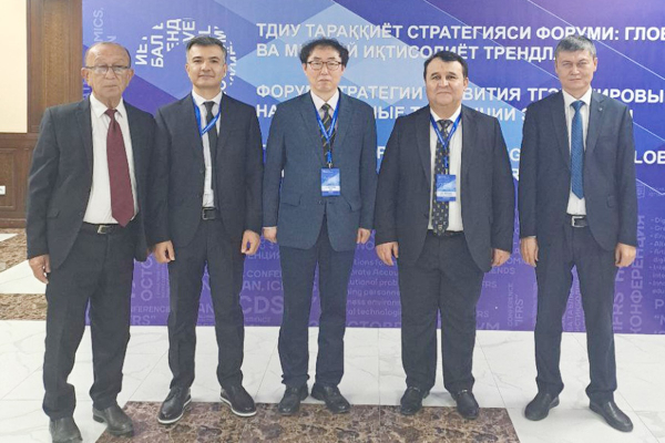 최근 우즈베키스탄 타슈켄트 국립 경제대학교에서 열린 ‘제2회 개발전략 포럼’에서 문태형 목원대 경영학과 교수(가운데)가 중앙아시아 대학 관계자 등과 함께 기념촬영