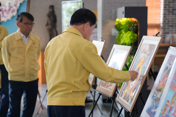 교육청 현관 안뜨락에서 재난사진전을 보고 있는 김지철 충남교육감