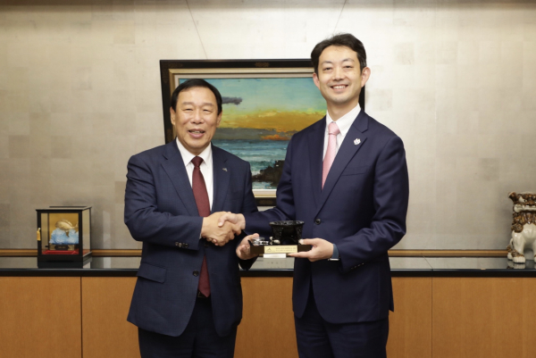 최민호 세종시장(사진 왼쪽)이 30일 일본 치바현을 방문, 구마가이 도시히토 일본 치바현 지사에게 기념품을 전달하고 있다.