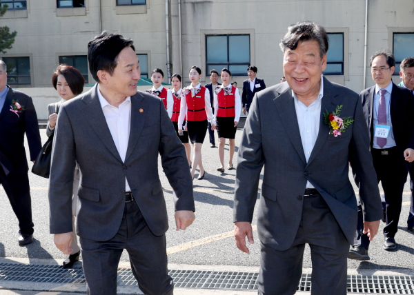 지난 28일 태안군 남면 ‘제8회 항공레저 페스타’에 참석한 원희룡 국토부장관과 가세로 태안군수.