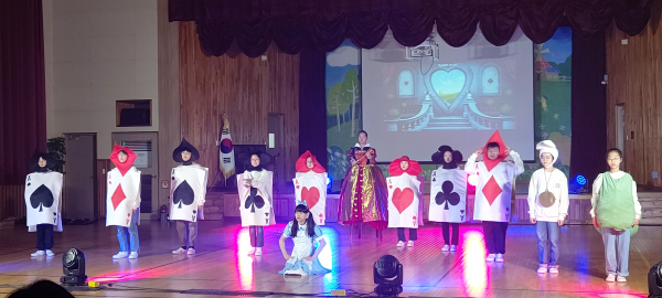 농어촌 우리동네 예술학교 운영교인 청라초 학생들의 뮤지컬 공연