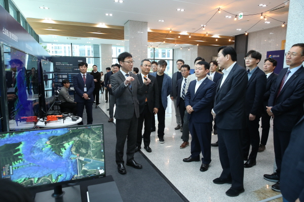 선포식에 참여한 참석자들이 행사장 내 전시부스에서 한국수자원공사의 물관리 혁신기술에 대한 설명을 청취하고 있다.