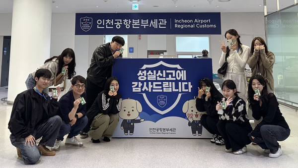 인천공항본부세관 앞에서 ‘모바일 세관신고’ 홍보영상을 제작한 목원대 글로벌비즈니스학과 학생들과 이서영 교수(왼쪽 세 번째)가 기념촬영