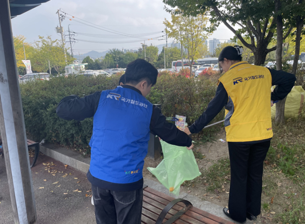 충청본부 봉사단이 1일 대전역 인근에서 시설분야 협력사와 환경정화 플로깅을 시행하고 있다.