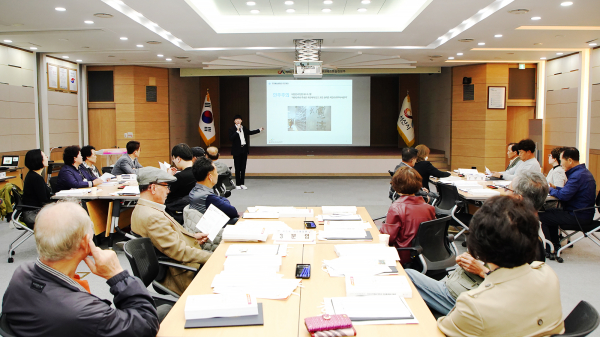 지난 1일 열린 서산시 민선8기 공약 이행 상황 점검을 위한 2023년도 서산시 시민배심원단 회의 모습