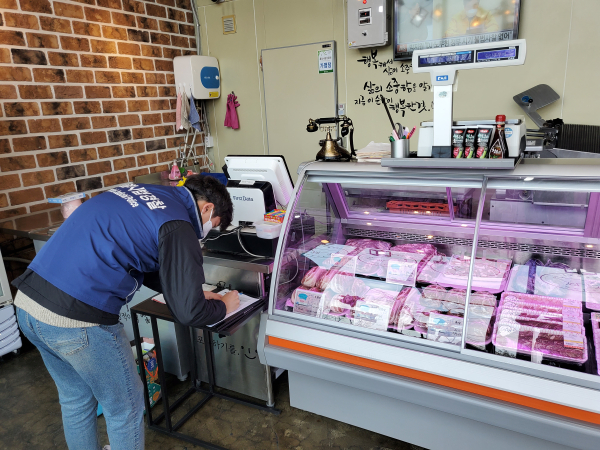 홍성군이 축산물 위생분야 단속 및 한우유전자검사를 실시하고 있다