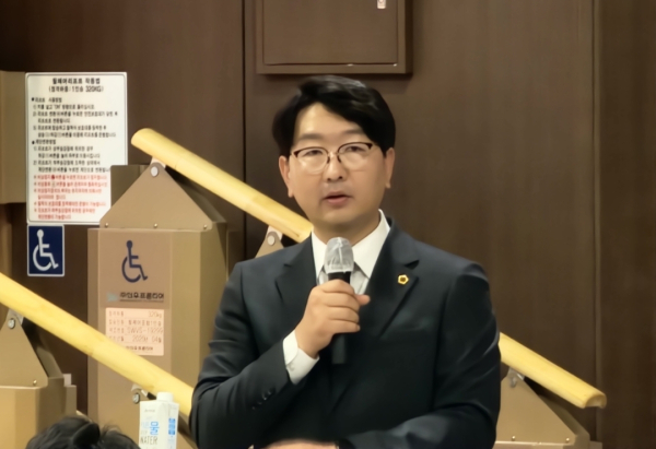 토론회 좌장으로 나선 구형서 충남도의원/사진=박동혁 기자