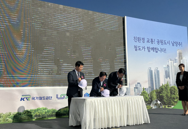 이계승 본부장(왼쪽)이 2일 주광덕 남양주시장(가운데), 오완석 경기주택도시공사 균형발전본부장(오른쪽)과 함께 안전기원 세레모니를 하고 있다.