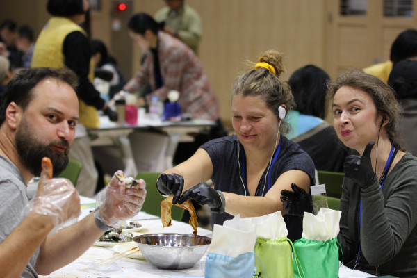 마을 농가 연계 김장김치 만들기 장면 / 한국산림복지진흥원 국립대전숲체원 제공
