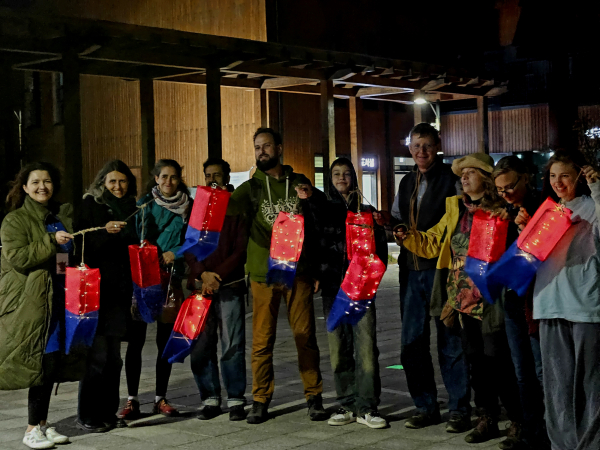 전통 청사초롱 만들기 장면 한국산림복지진흥원 국립대전숲체원 제공