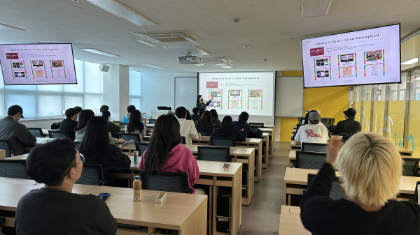 지난 2일 세계적 패션 브랜드 구찌와 디올 채용설명회를 연 가운데 기업 인사담당자가 채용 과정을 학생들에게 설명하고 있다