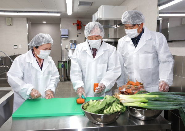 대전시교육감, 대전동·서부교육지원청 교육장 등을 비롯한 간부공무원 학교급식 특별 점검 모습