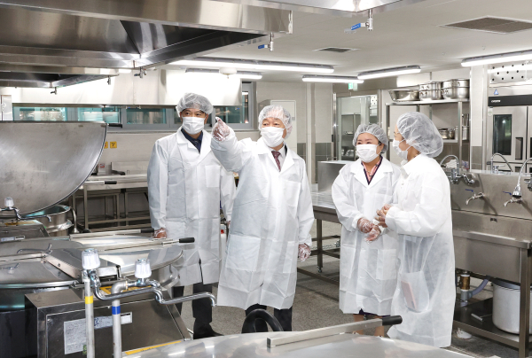 대전시교육감, 대전동·서부교육지원청 교육장 등을 비롯한 간부공무원 학교급식 특별 점검 모습