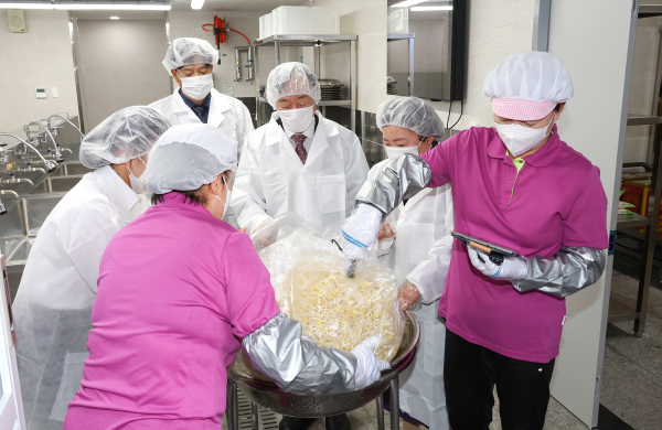 대전시교육감, 대전동·서부교육지원청 교육장 등을 비롯한 간부공무원 학교급식 특별 점검 모습