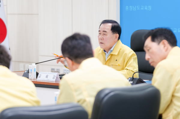 김지철 교육감이 3일 보령 대남초에서 열린 화재 발생 대응 통합연계훈련을 재난안전통신망을 활용하여 통제하고 있다