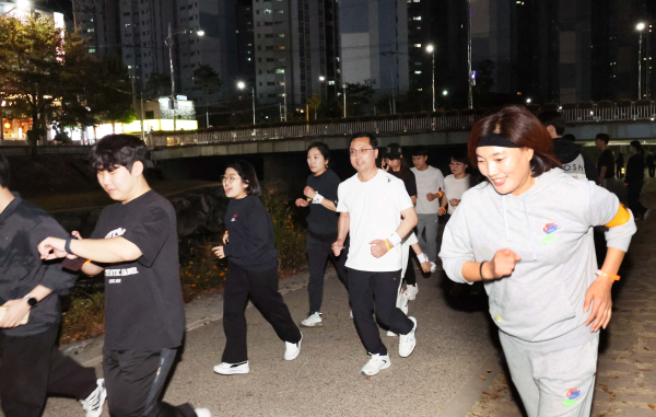 달리기 소모임(러닝크루) ‘동구동RUN’ 참여자들이 지난 2일 대동천을 달리고 있다.