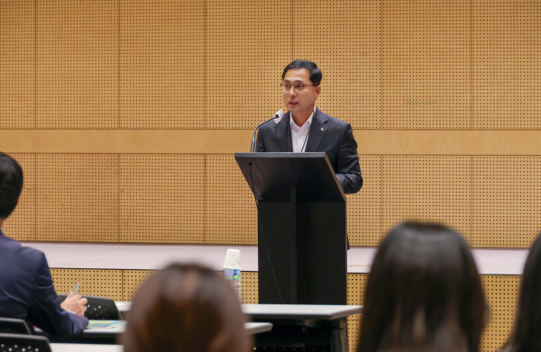 박희조 동구청장이 3일 대전대학교 30주년기념관에서 열린 제77차 동구포럼에 참석해 인사말을 하고 있다