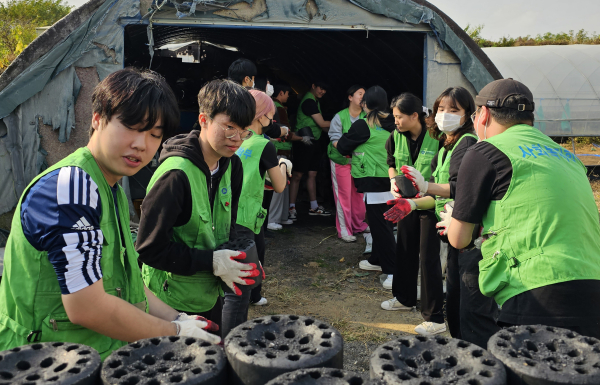 연탄배달 진행 장면/백석문화대 제공