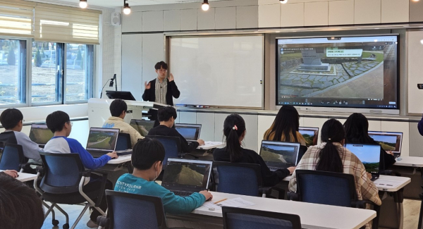 공주 신풍초 학생들이 백제품은 가상누리터 학습자료를 활용하여 무령왕릉에 대해 학습하고 있다