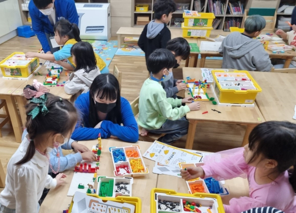학돌초에서의 레고 코딩교육 진행 장면/상명대 제공