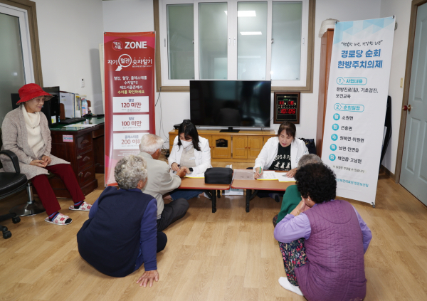 지난 6일 소원면 송현리에서 진행된 ‘경로당 순회 주치의 사업’ 모습.