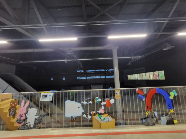 홍익대학교 세종캠퍼스 벽화 동아리 Draw All에서 생활자원회수센터에 벽화그리기를 진행한 모습이다.