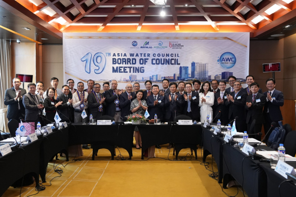 이사회 이후 참석자들이 기념사진을 촬영하고 있다.