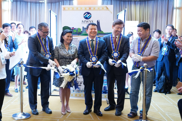 한국, 필리핀, 태국 물 기업 전시회 및 물 관리 기술 세미나에서 주요 참석자들이 행사의 시작을 알리는 테이프 커팅을 하고 있다.(사진의 앞줄 왼쪽부터 파타 인도네시아 차관, 바비 필리핀 상하수도청 청장, 윤석대 한국수자원공사 사장, 서석호 아시아물위원회 이사, 간출룬 몽골 수도서비스규제위원장)