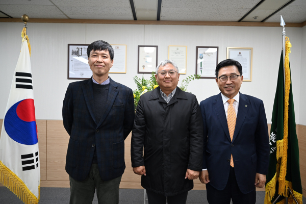 간담회 사진 * 오른쪽부터 김춘진 한국농수산식품유통공사 사장, 김종성 서울대 교수, 최경호 서울대 교수