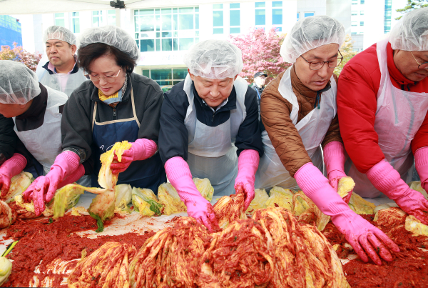 7일 구청 광장에서 열린 민주평통 서구협의회 김장 나눔 행사 장면