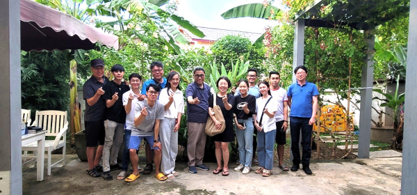 라오스 도자기로 유명한 반잔느아 마을에서 사업 관계자들이 시설을 둘러보는 모습.
