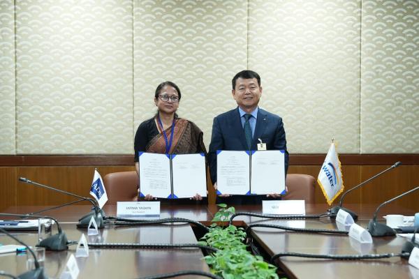 윤석대 사장(사진의 오른쪽)과 Ms. Fatima Yasmin ADB 부총재(사진의 왼쪽)가 협약체결 이후 기념사진을 촬영하고 있다.