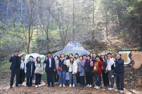 최충규 대덕구청장이 8일 ‘2023년 대덕구 보육인 한마음대회’에 참여한 보육인들과 계족산에서 파이팅을 외치고 있다.