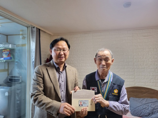 거동불편한 국가유공자에게 국가보훈등록증 방문 전달 모습