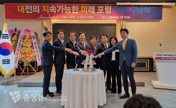 이상래 대전시의회 의장(왼쪽 두번째), 이석봉 경제과학부시장(왼쪽 세번째), 이택구 전 행정부시장(왼쪽 네번째), 김만구 포럼 상임대표(오른쪽 네번째), 정미숙 포럼 공동대표(오른쪽 두번째) 등이 대전의 지속 가능한 미래 포럼 창립을 기념헤 케이크 커팅식을 하고 있다.