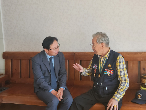 강만희 대전지방보훈청장(좌)과 6‧25참전유공자(우)가 담화를 나누고 있다