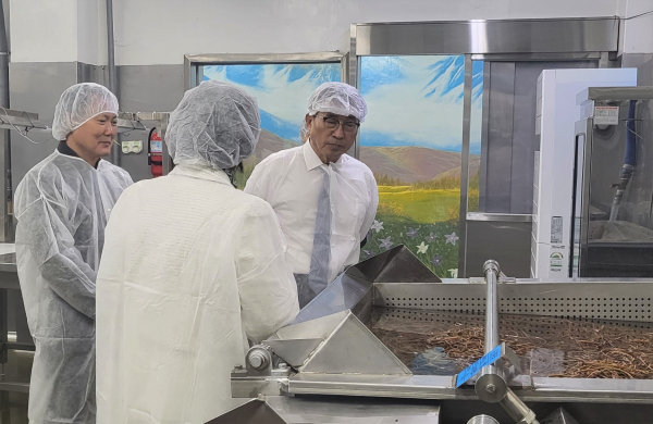 김춘진 한국농수산식품유통공사 사장(오른쪽)