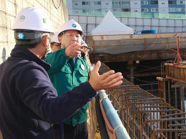 지난 8일 갈마 복합커뮤니티센터 신축 공사장을 방문한 서철모 서구청장