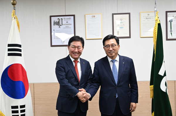 간담회 사진 * 한국농수산식품유통공사 김춘진 사장(우측), 세계한인무역협회 박종범 회장(좌측)
