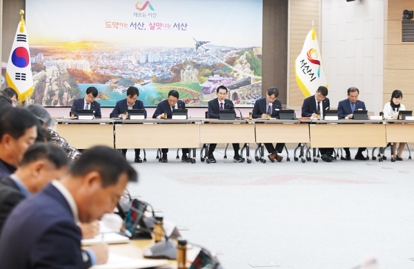 13일 시청 대회의실에서 열린 확대간부회의에서 수능 대책 만전을 강조하는 모습