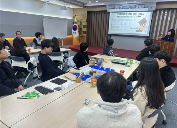 강원본부 직원들이 13일 커피찌꺼기를 재활용하여 비누를 만들고 있다.