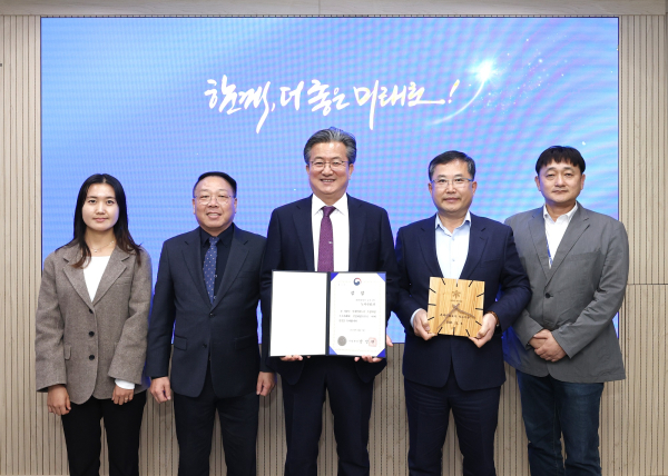 정용래 유성구청장(가운데)이‘2023년 목재친화도시조성 우수사례’산림청장상을 수상하고 기념촬영