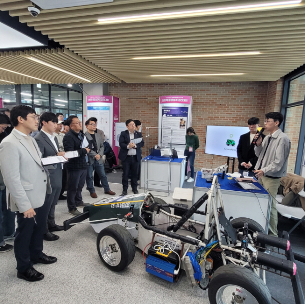 지난 9일 열린 2023 한밭모비 mini 공학페스티벌에서 참가한 학생이 심사위원들에게 작품 설명을 하고 있다.