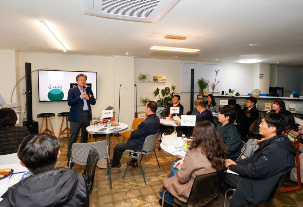 14일 유성구 청년마을‘여기랑’성과공유회가 개최되고 있는 가운데 정용래 유성구청장이 참여자들에게 인사말 모습