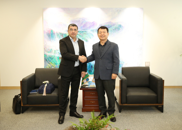 윤석대 사장(사진의 오른쪽)은 14일 오전 대전시 대덕구 본사에서 Dilshod Azimov 우즈베키스탄 상하수도공사(Uzsuvtaminot) 사장(사진의 왼쪽)과 만나 우즈베키스탄 물 문제 해결을 위한 지식 및 기술교류 확대 필요에 대한 의견을 교환