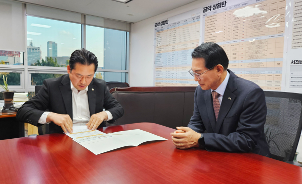 이완섭 서산시장이 장동혁 국회의원을 만나 서산시 주요 사업을 설명하고 적극적인 협조를 당부했다